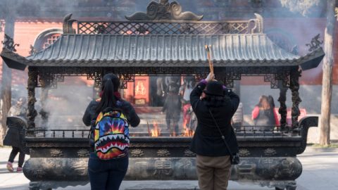 仏教徒と道教徒には世俗的な事柄から離れ苦行を行うという宗教実践があるが、これで救いを得られるのか。