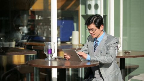 神の救い,健康のために,しっかりと体を休めて,彼は読んでいます